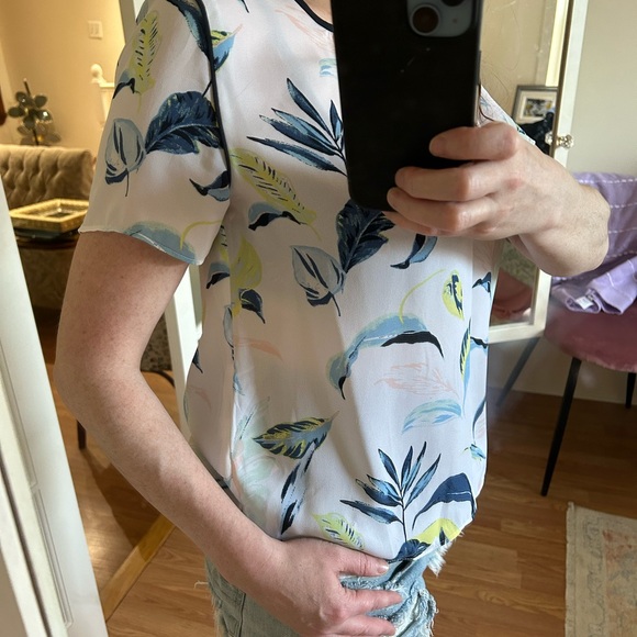 Women’s Banana Republic short sleeve blouse business casual or dressy. - Picture 2 of 3